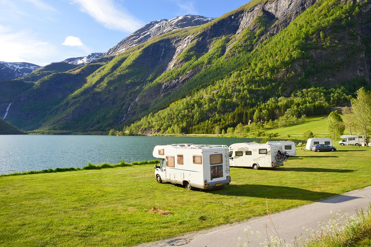 Wohnmobile bei einem See